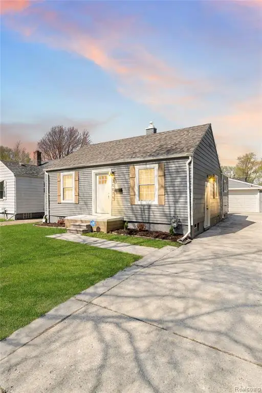 20075 Washtenaw, Harper Woods, MI 48225