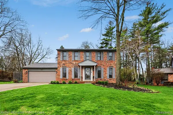 2824 Lunar, Lake Orion, MI 