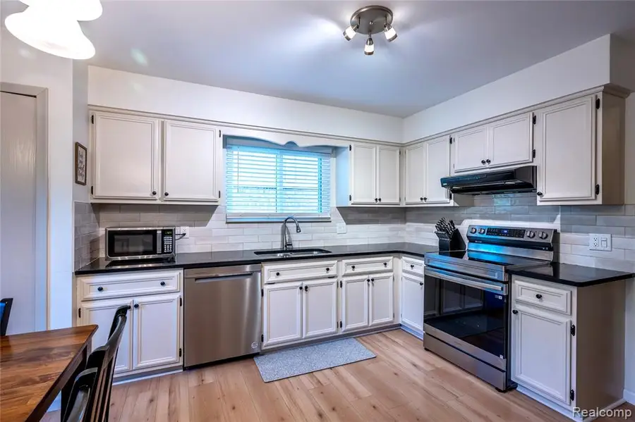 36832 Carriage, Sterling Heights, MI 48310 - #2