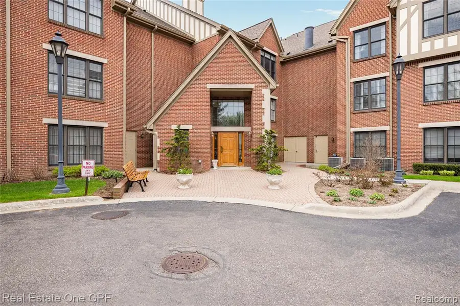 12 Pointe Park, Grosse Pointe Park, MI 48230 - #2