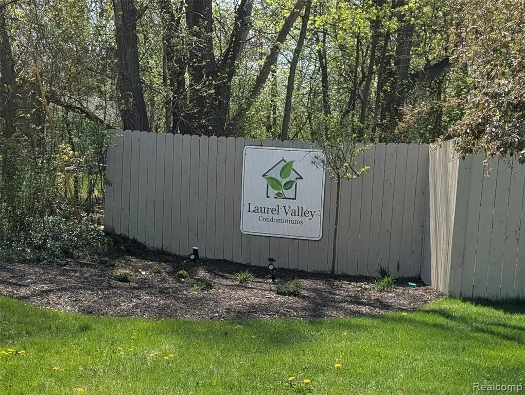 1390 Laurel Valley, Waterford, MI 48327 - #1