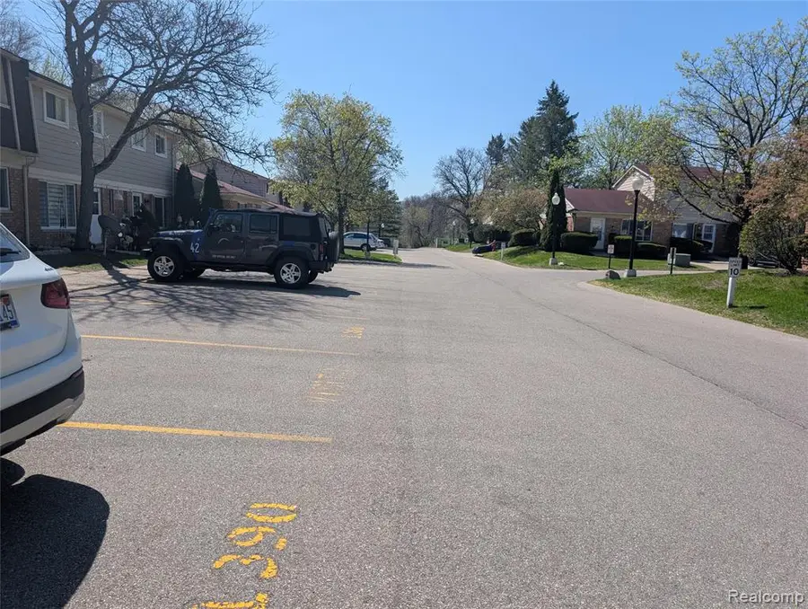 1390 Laurel Valley, Waterford, MI 48327 - #2