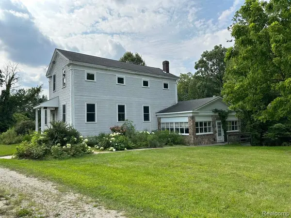 10470 N Rushton, South Lyon, MI 48178