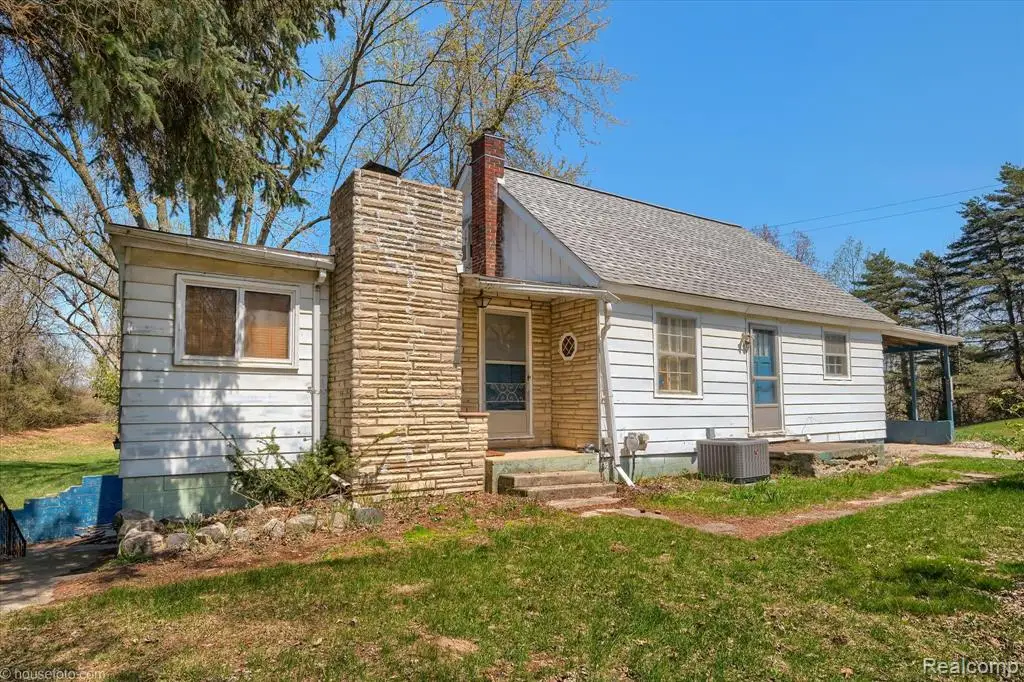 1325 E Barnes Lake, Columbiaville, MI 48421 - #1
