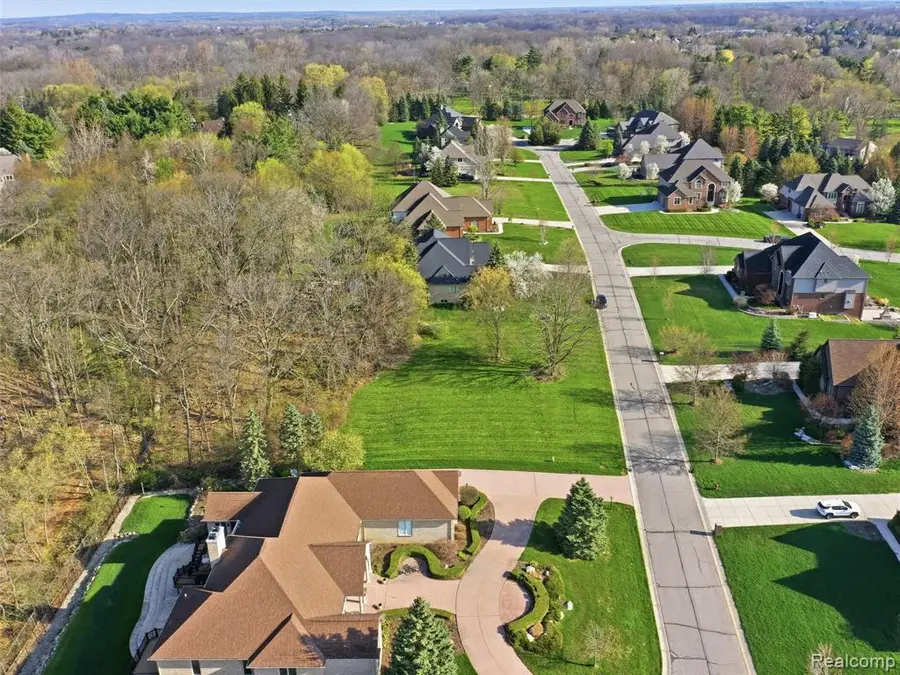 4710 Woodland Hills, Rochester, MI 48306 - #2