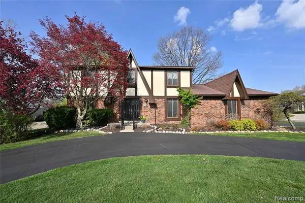 6024 Ledgeway, West Bloomfield, MI 48322