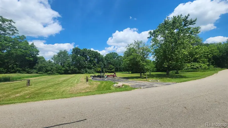 7447 Driftwood, Fenton, MI 48430 - #3