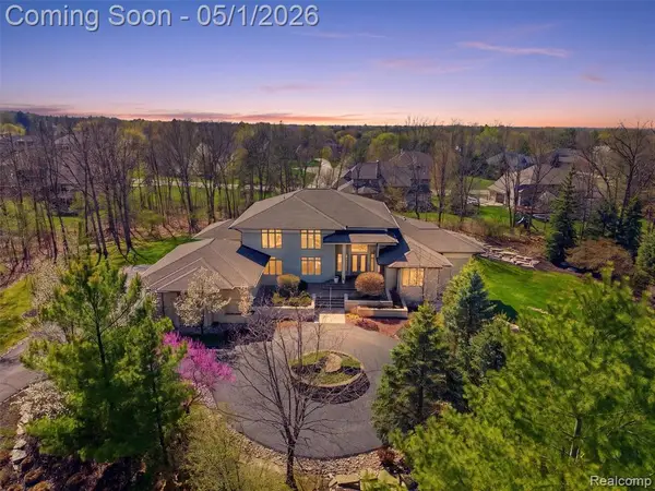 8390 Warwick Groves, Grand Blanc, MI 48439