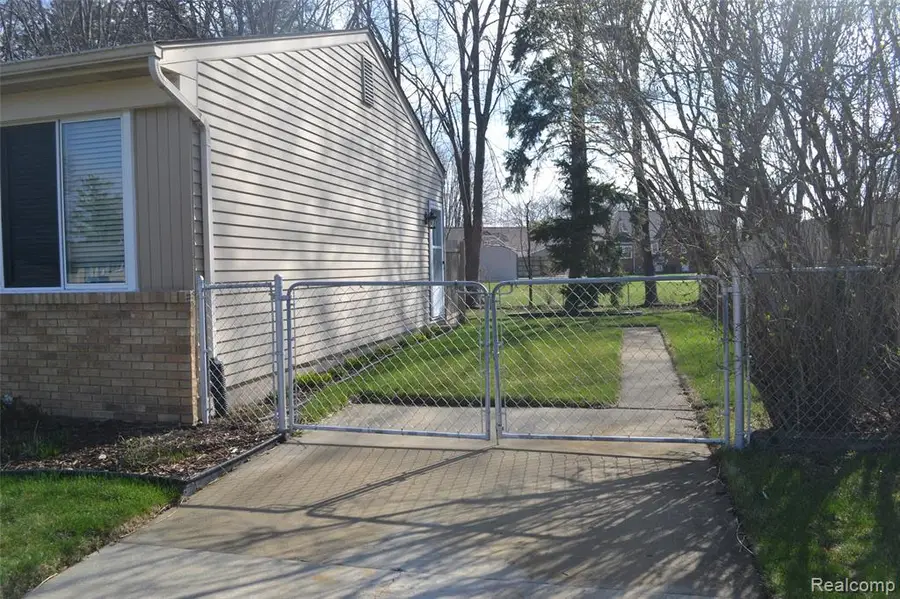 42428 Greenbrier, Clinton Township, MI 48038 - #3