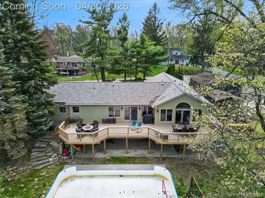 3945 N Vanstone, Commerce Township, MI 48382 - #2