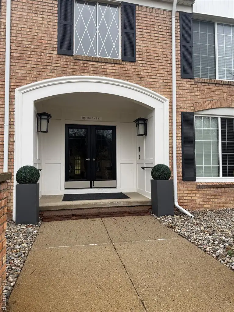 150 E Long Lake, Bloomfield Hills, MI 48304 - #2