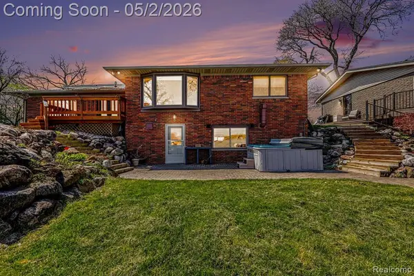 2596 N Williams Lake, Waterford, MI 48327