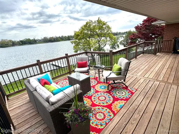 2497 W Walton, Waterford, MI 48329