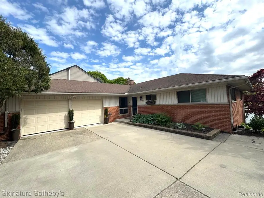 2497 W Walton, Waterford, MI 48329 - #2