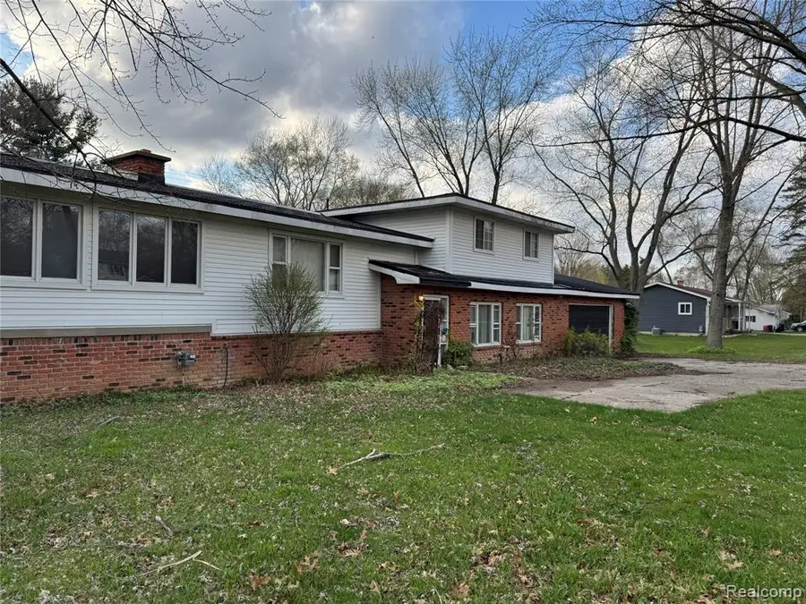 226 S Burkhart, Howell, MI 48843 - #2