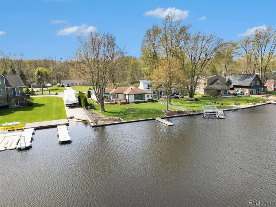 3138 Ponemah, Fenton, MI 48430 - #3