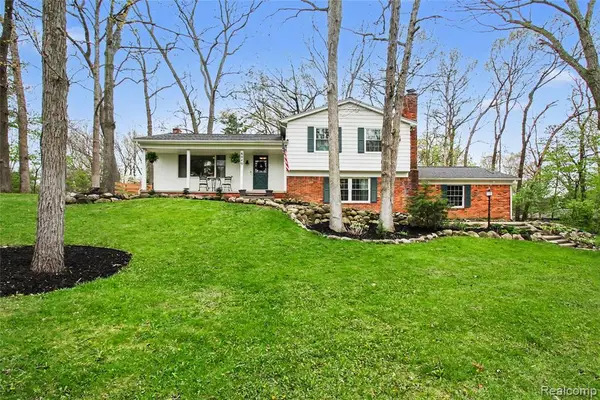 6040 Tall Oak, Brighton, MI 48116