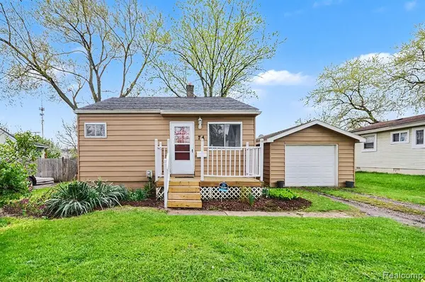 74 E Colgate, Pontiac, MI 48340