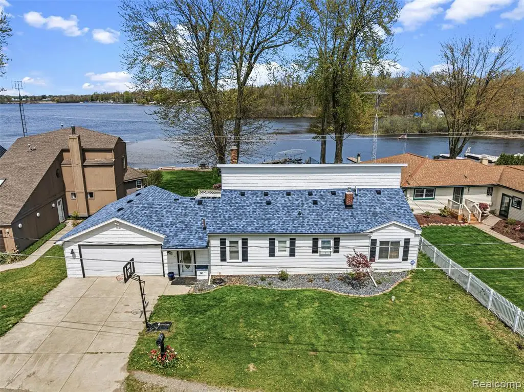 3142 Ponemah, Fenton, MI 48430 - #1