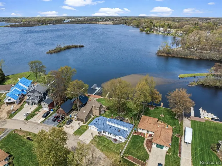 3142 Ponemah, Fenton, MI 48430 - #2