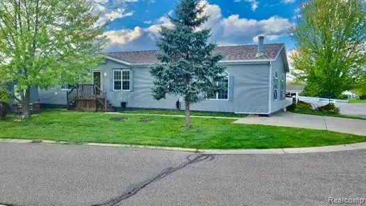 11105 Wood Run, South Lyon, MI 48178