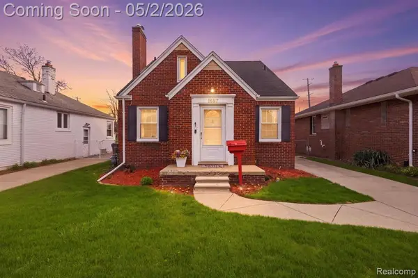 1857 Roslyn, Grosse Pointe Woods, MI 48236