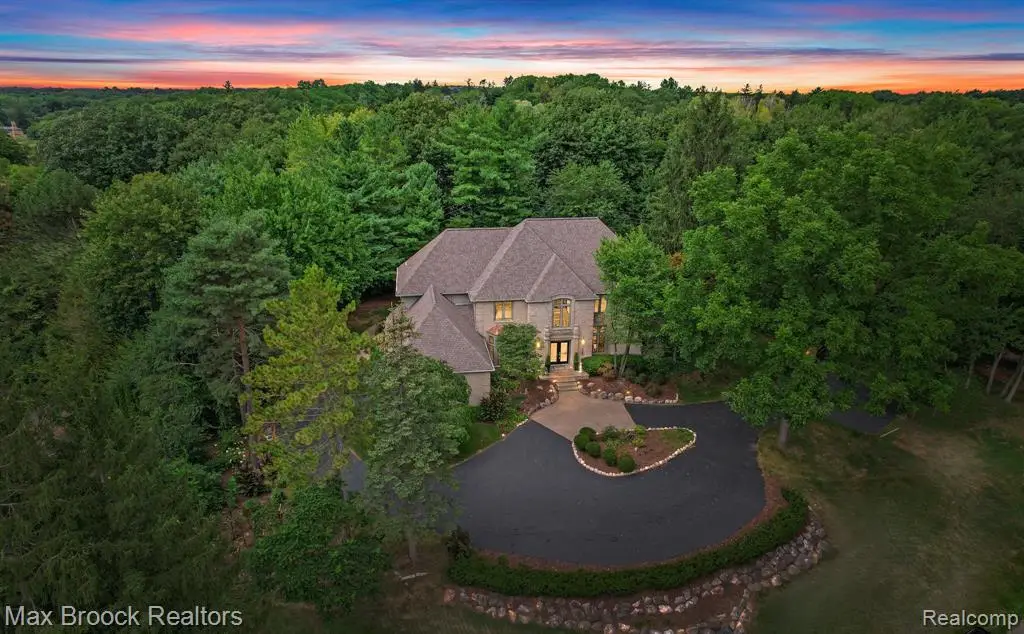 60 Kingsley Manor, Bloomfield Hills, MI 48304 - #1