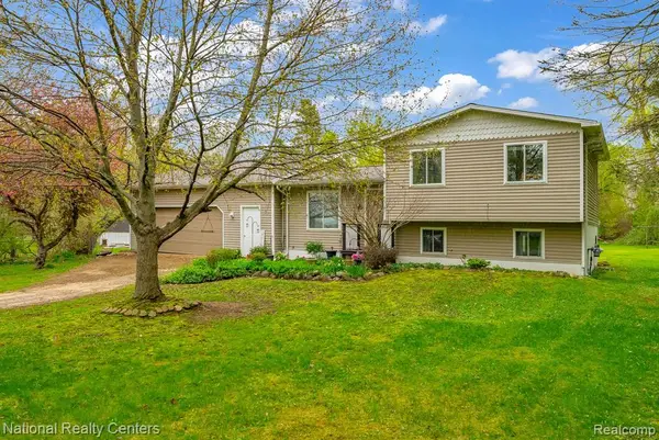 2230 Stonesthrow, Lapeer, MI 48446