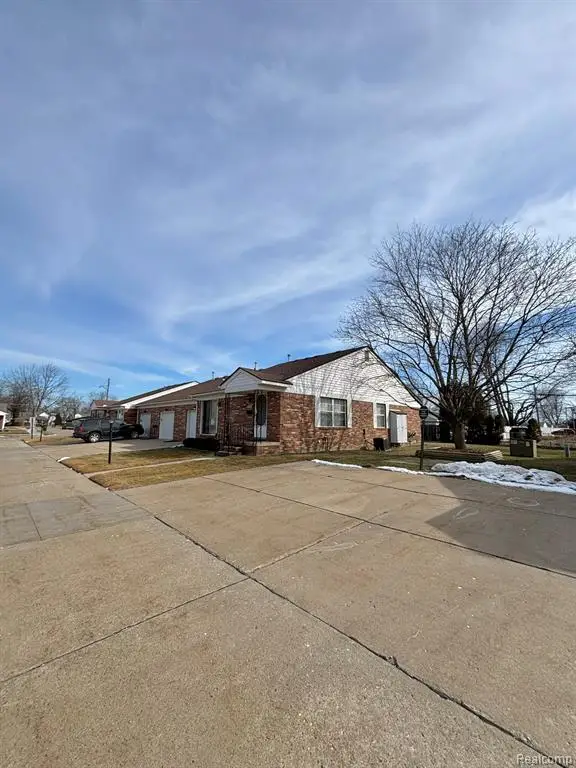 401 Doremus S Doremus #10, Saint Clair Shores, MI 48080 - #2