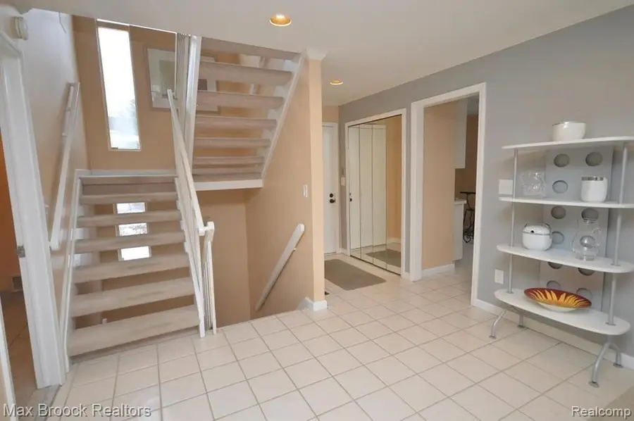 5305 Fairway Ln, West Bloomfield, MI 48323 - #2