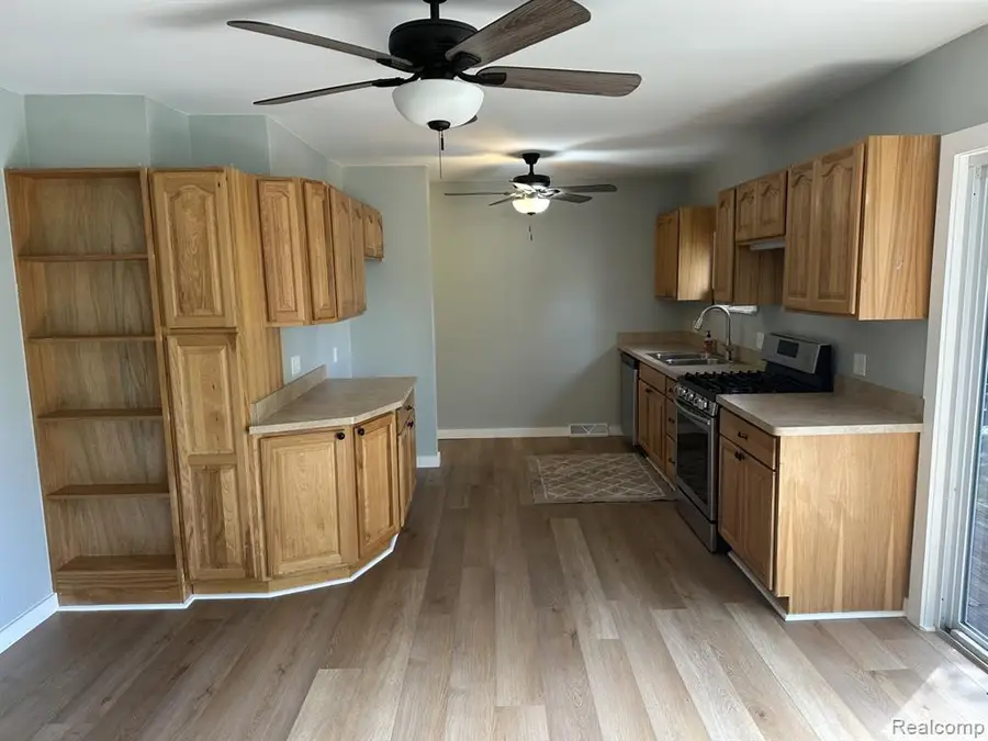 2184 E Schumacher, Burton, MI 48529 - #2