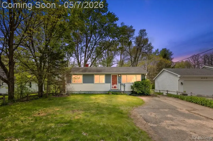 2795 Woodbury, Walled Lake, MI 48390 - #2