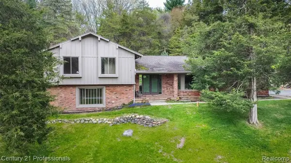 6133 Sundance, Brighton, MI 48116