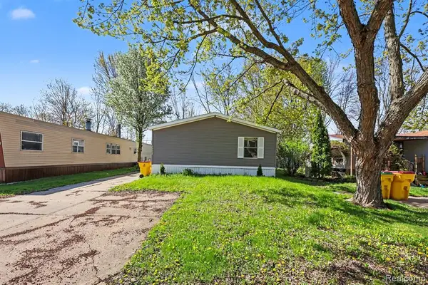 29656 Jamestown Dr, New Baltimore, MI 48051