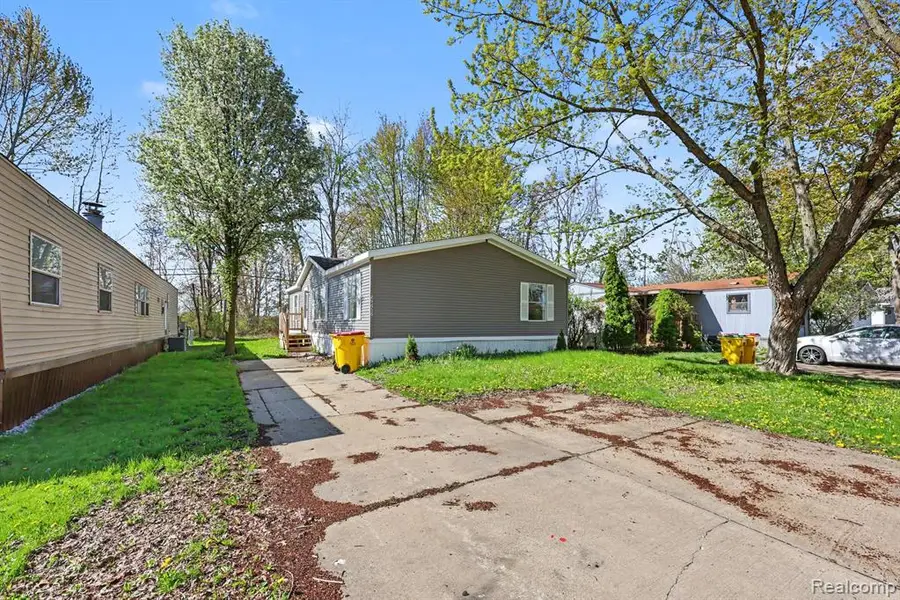 29656 Jamestown Dr, New Baltimore, MI 48051 - #2