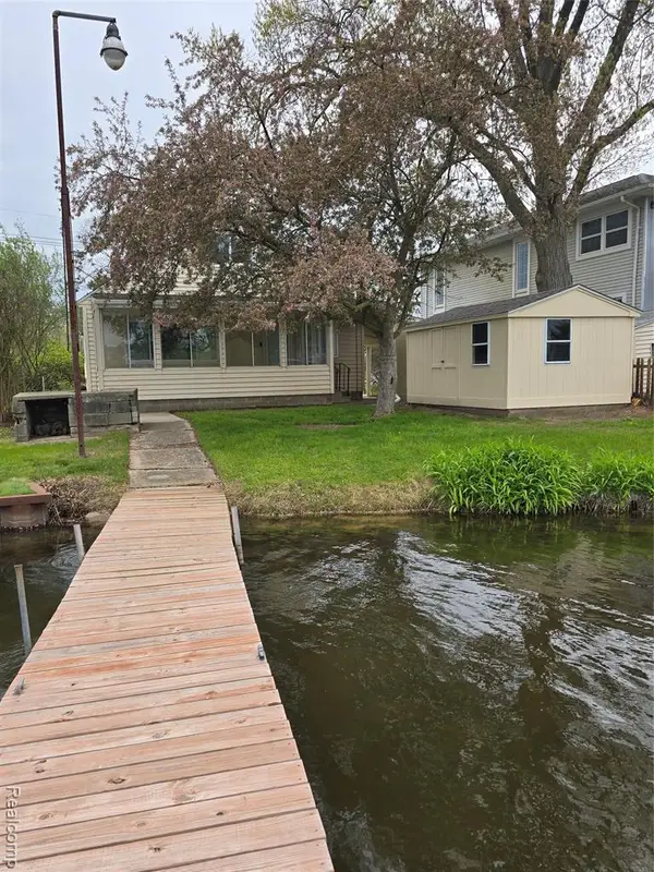 9114 Pontiac Lake, White Lake, MI 48386