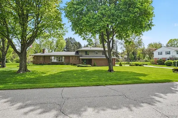 1226 Woodkrest, Flint, MI 48532