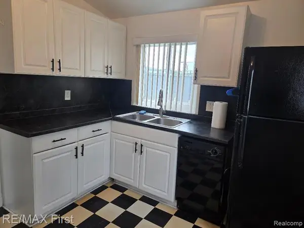 19285 Rockcastle, Harper Woods, MI 48225