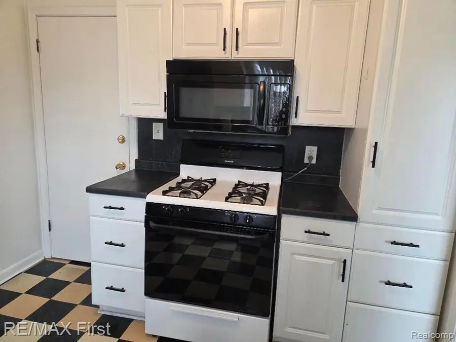 19285 Rockcastle, Harper Woods, MI 48225 - #2