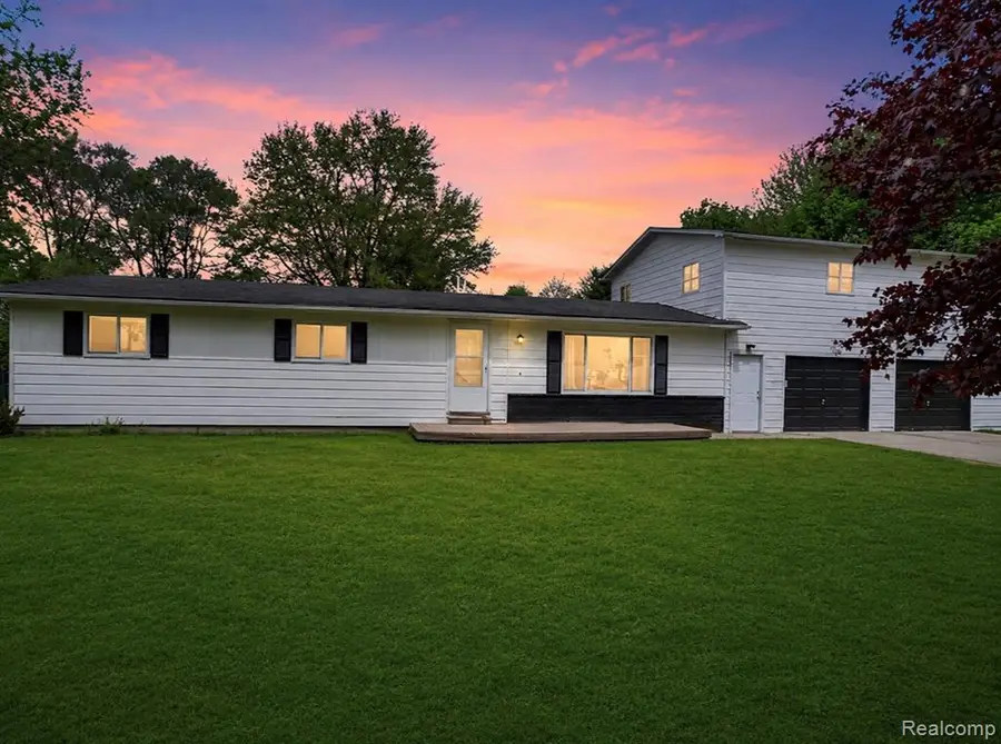 138 W Hunters Creek, Lapeer, MI 48446 - #2