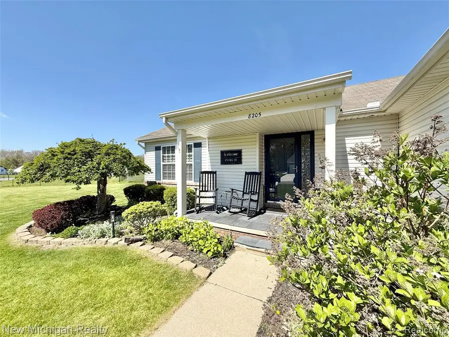 8205 Peninsula, Grand Blanc, MI 48439 - #2