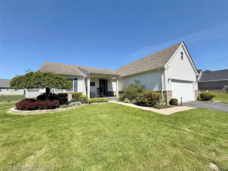 8205 Peninsula, Grand Blanc, MI 48439 - #3
