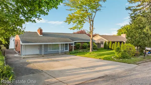 4416 S Shore, Waterford, MI 48328