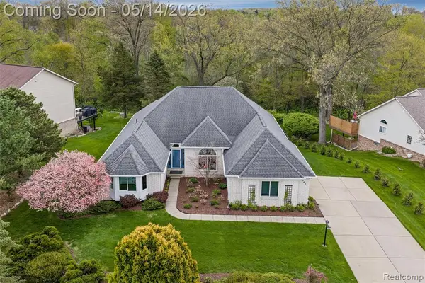 8945 Huron Bluffs, White Lake, MI 48386
