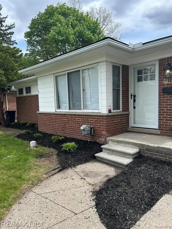 8865 Kenberton, Oak Park, MI 48237