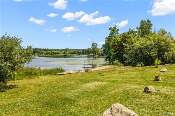 2770 Bogie Lake, White Lake, MI 48386