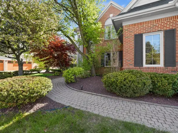 18320 Heatherlea, Livonia, MI 48152