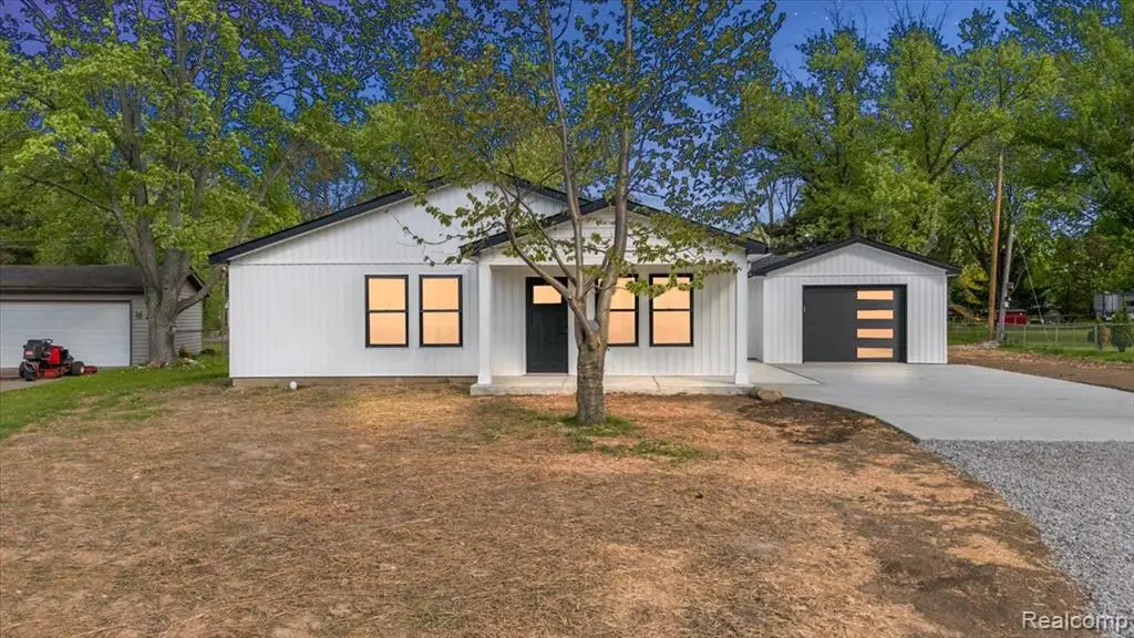 6165 Woodsdale, Grand Blanc, MI 48439 - #1