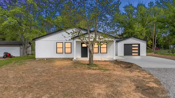 6165 Woodsdale, Grand Blanc, MI 48439