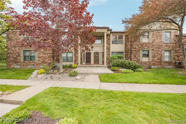 4320 Knightsbridge, West Bloomfield, MI 48323